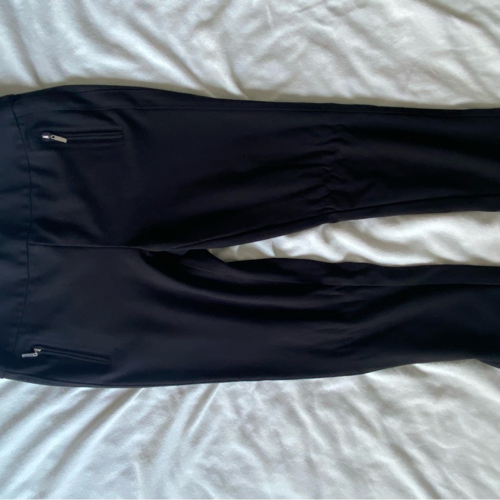 Jules & Leopold Women's Black Capris with Zippered Pockets